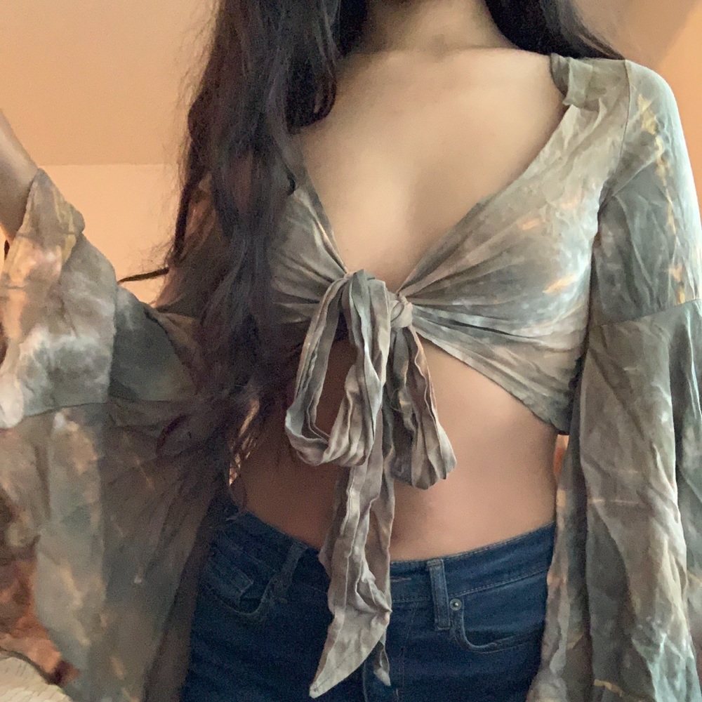 Front Tie Bell Sleeve Crop Top